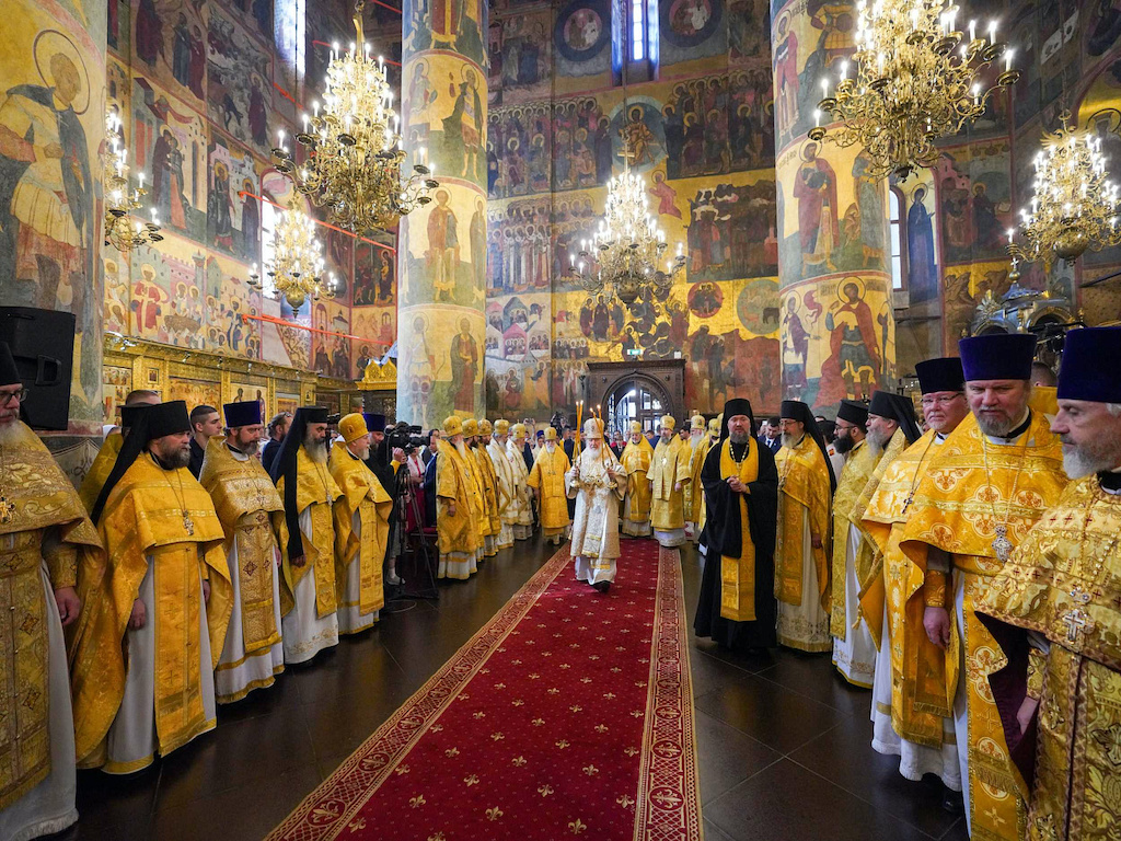 Божественная Литургия в Успенском соборе Московского Кремля в день Крещения Руси